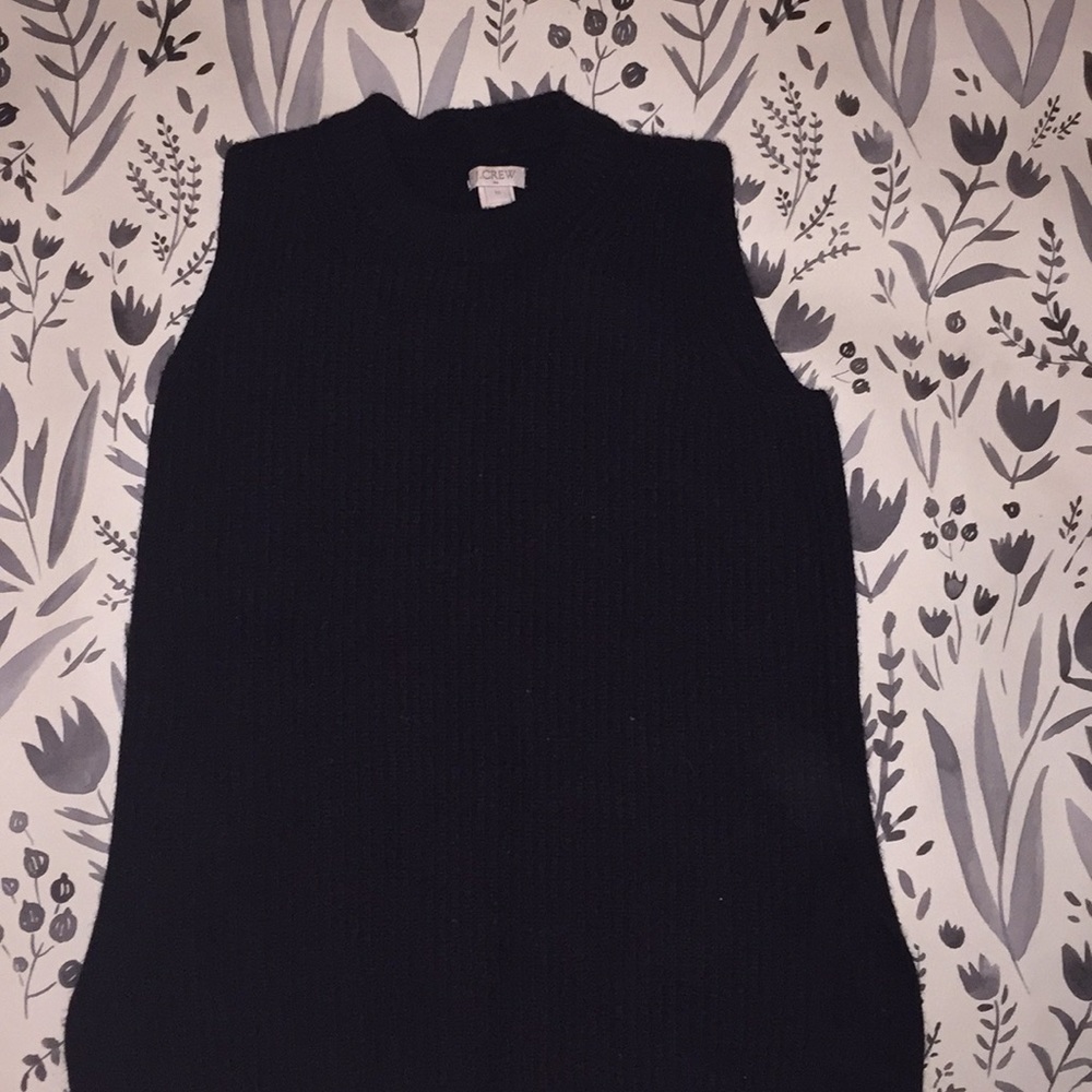 Side split black tank sweater.